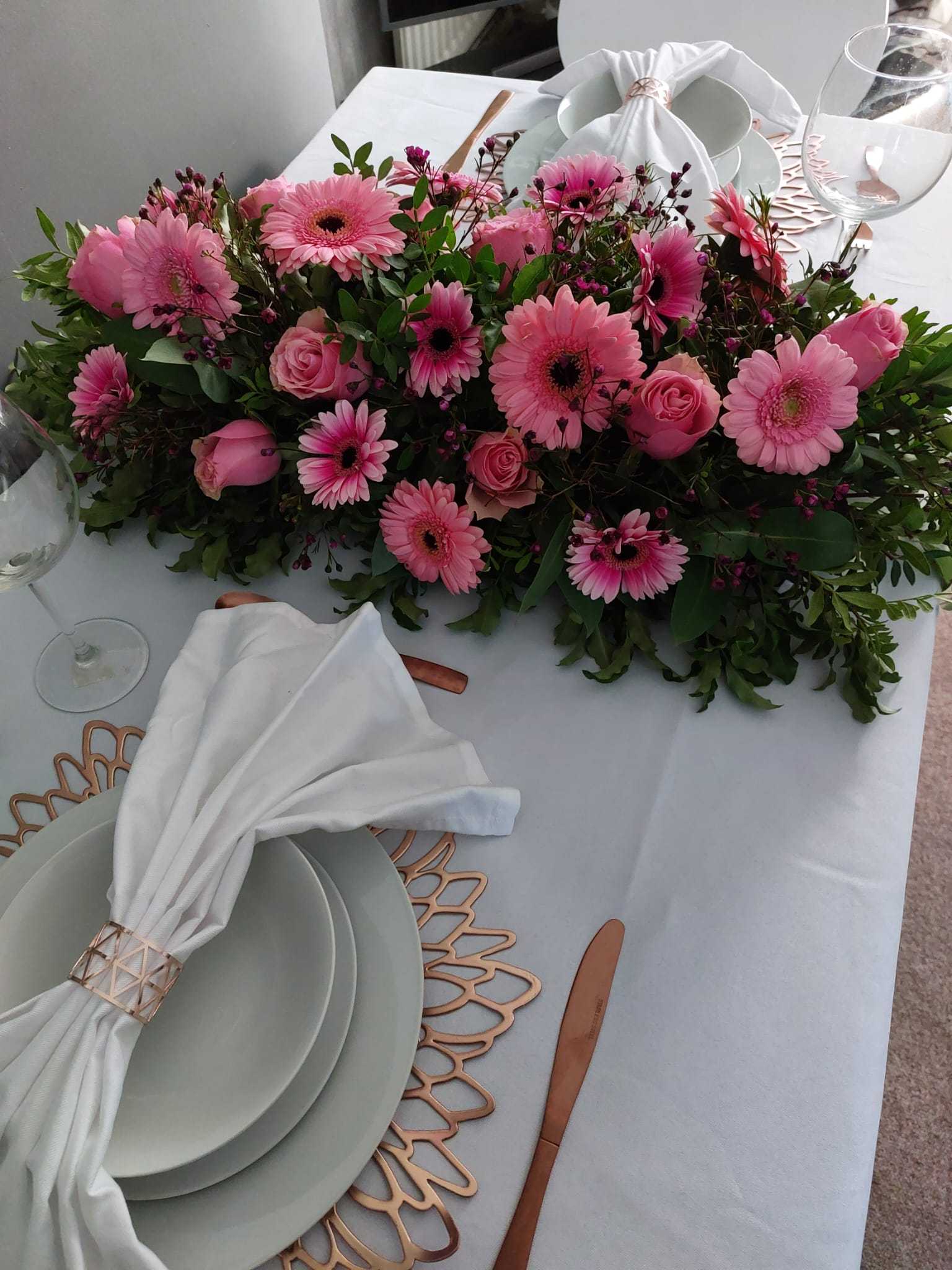 Table runner with mixed roses and germini