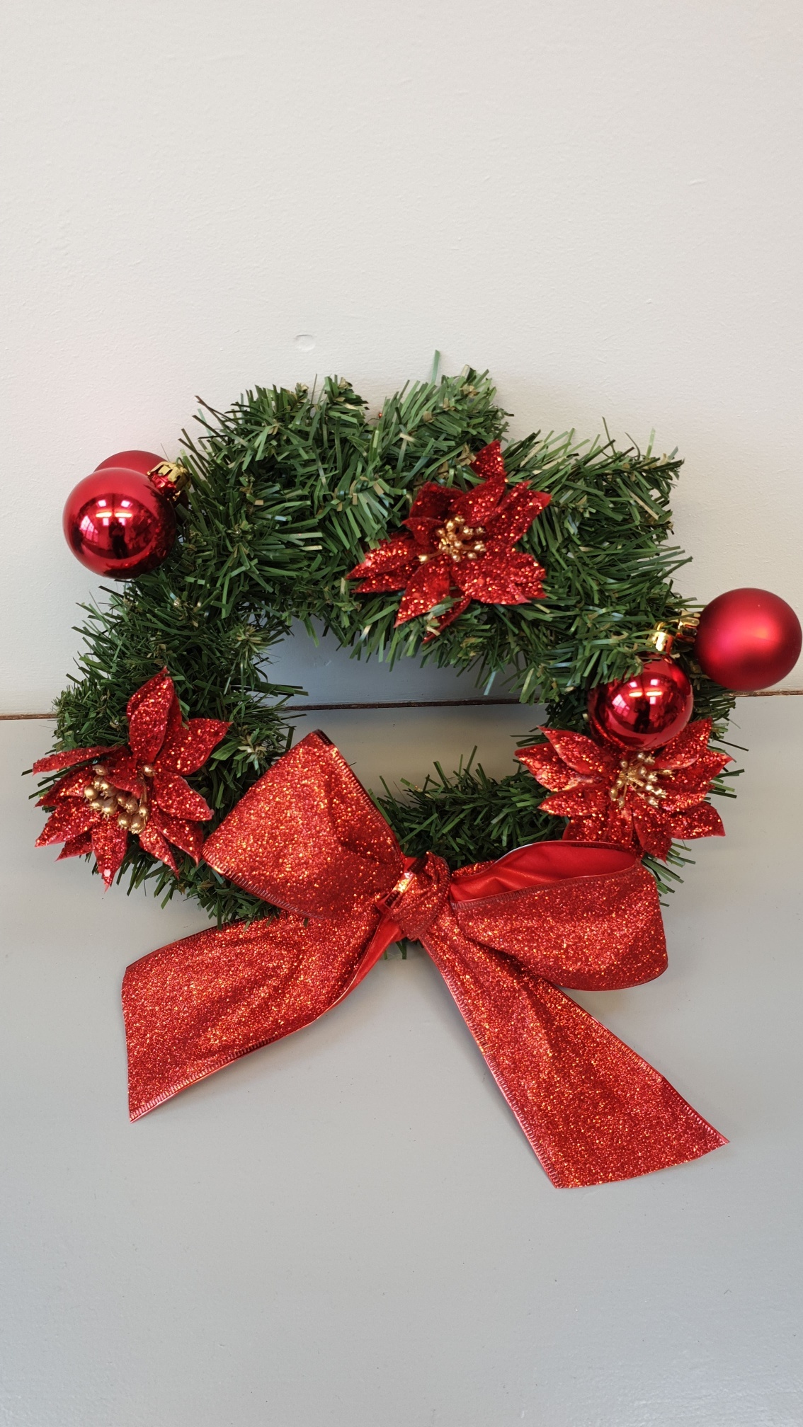 Mini_Artificial_Wreath_-_Red_Baubbles_resized